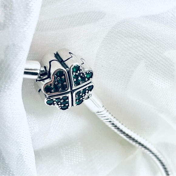 🍀 NWT Lucky Four Leaf Clover Charm Bangle Bracelet - Picture 3 of 11